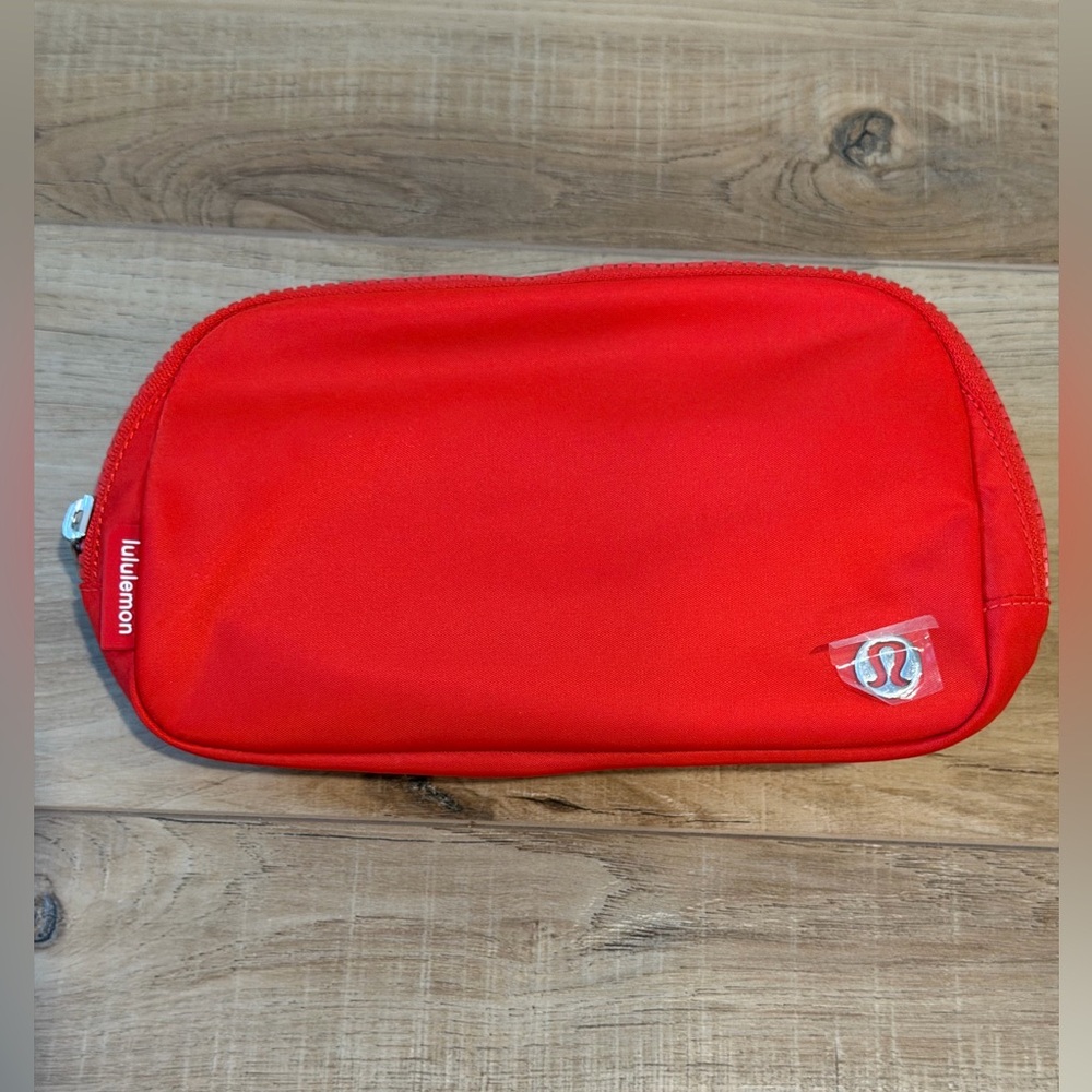 NWTs lululemon everywhere belt bag 1 litre Hot Heat